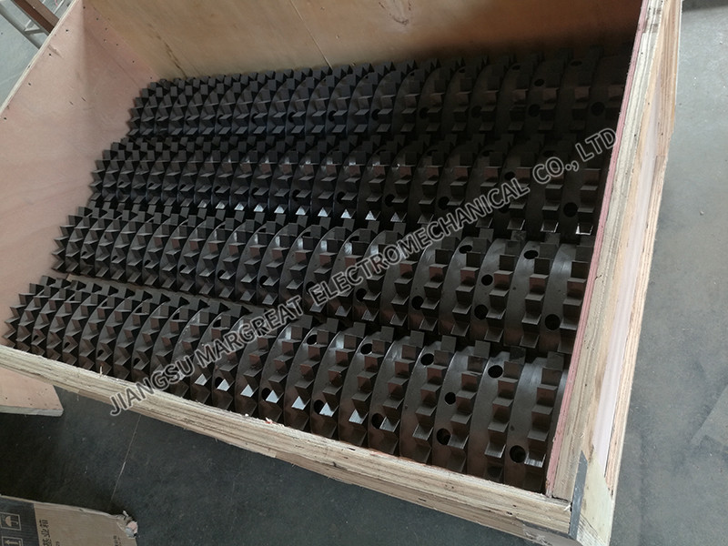 Feeding toothed roller